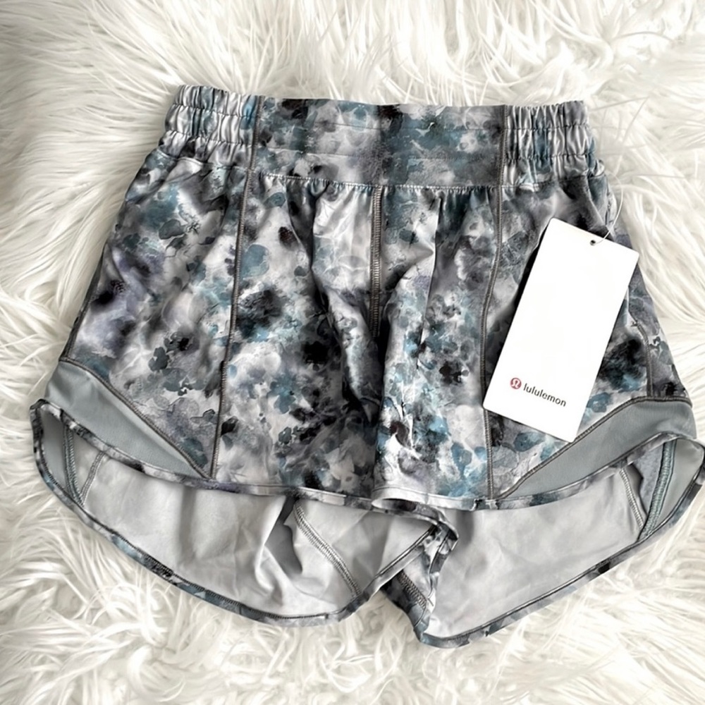 NWT lululemon Hotty Hot LR Short
4" *Lined (RARE) retired color size 4